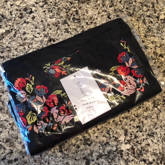 💜ONLY 1 LEFT💜Black Embroidered Top - Picture 4 of 4